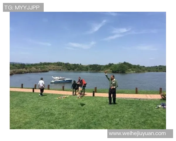 小孩与足球明星亲密合影瞬间记录梦想与激情的美好时刻